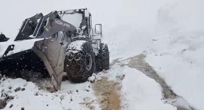 Doski Vadisi'nde mays aynda 5 metreyi bulan kar grntleri hayrete dryor