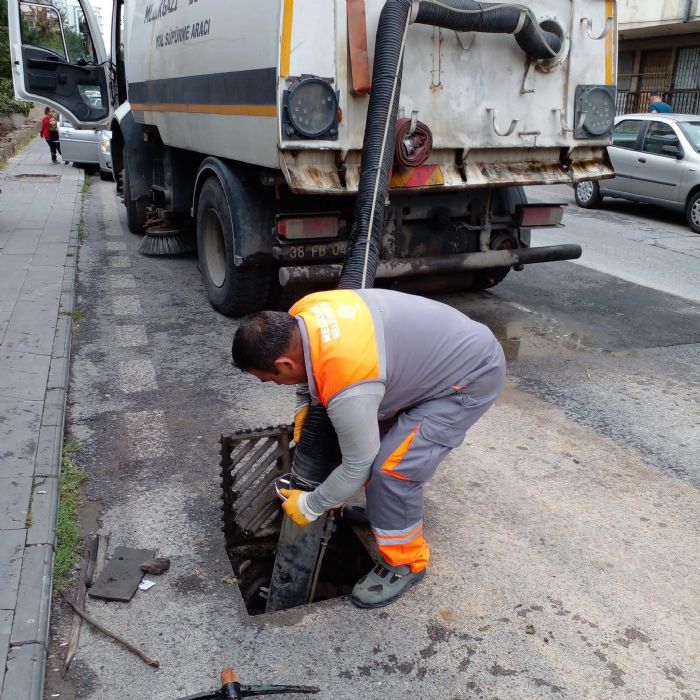 Yamur suyu kanallar temizleniyor