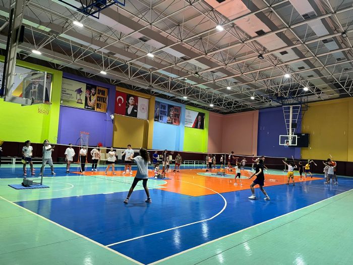 Mersinde ocuklardan badminton sporuna youn ilgi