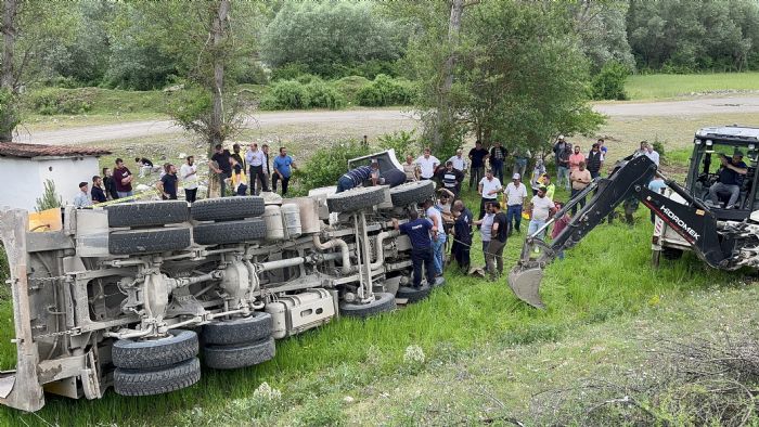 Freni boalan hafriyat kamyonu arampole devrildi, skan src 1 saatte kurtarld