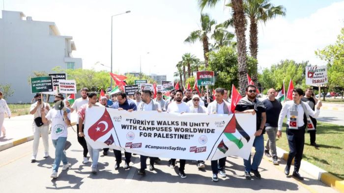 niversite rencileri, srail saldrlarn protesto etti