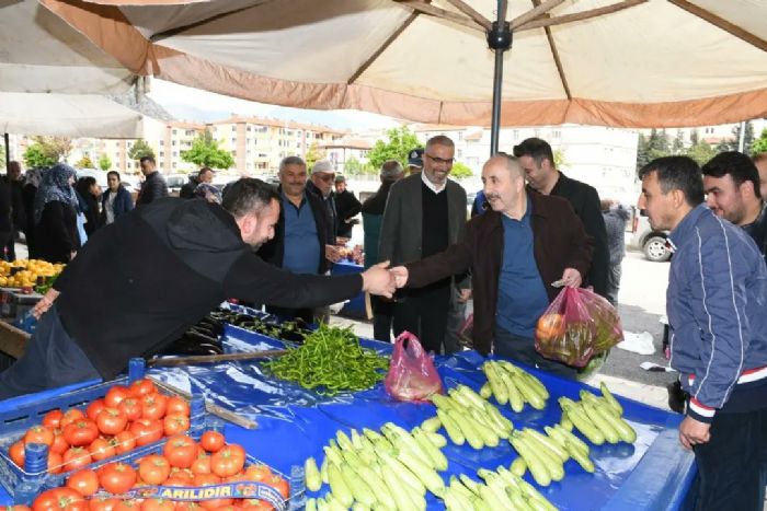 Bakan elik, semt pazarnda alveri yapt