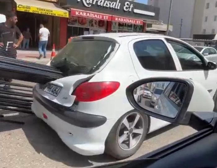 Kamyonetteki demir otomobile ok gibi sapland   