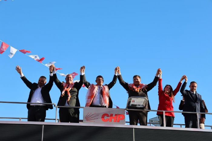 CHP Lideri zel, Mendereste halk bulumasna katld