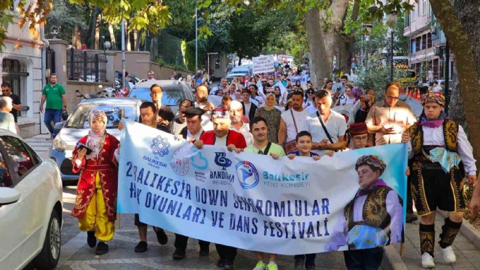 Bandrmada Down Sendromlular iin renkli festival kortej yry ile balad