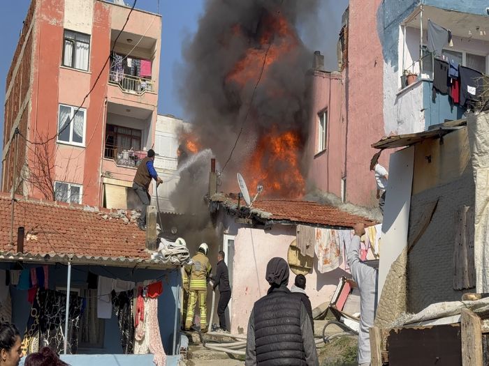 Tek katl evde kan yangna mahalleli hortumlarla su skarak itfaiyeye destek verdi