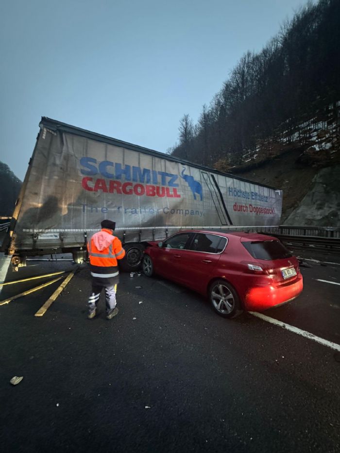 Yolu kapatan TIR'a otomobil arpt