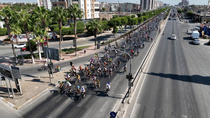 Bisikletliler, gn boyu Tarsusun tarihi ve turistik yerlerine pedal evirdiler