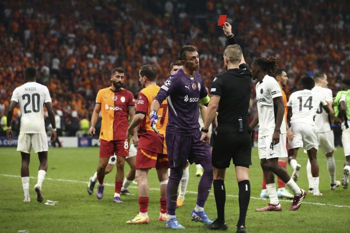 UEFA, Fernando Muslera'ya 3 ma men cezas verdi