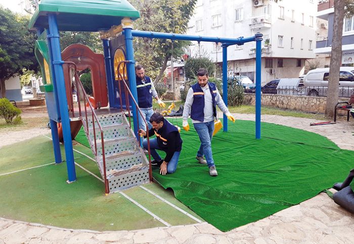 Akdenizin park ve yeil alanlar iekleniyor