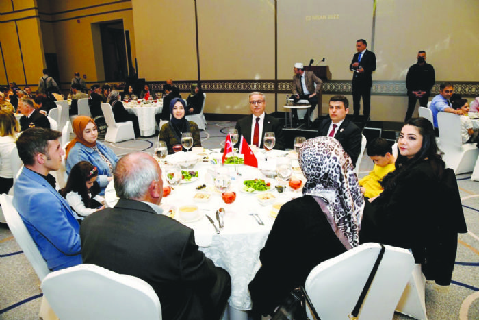 Vali Su, ehit yaknlar ve gazilerle iftarda bulutu  