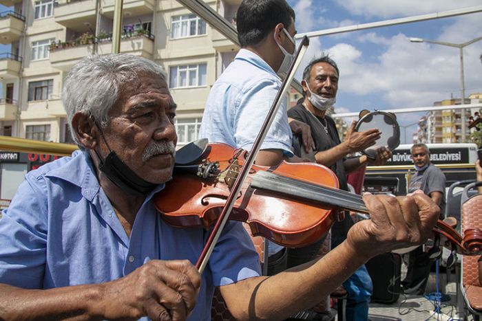 Bykehir Belediyesi Roman mzisyenlere destek verdi, Silifke sokaklar enlendi