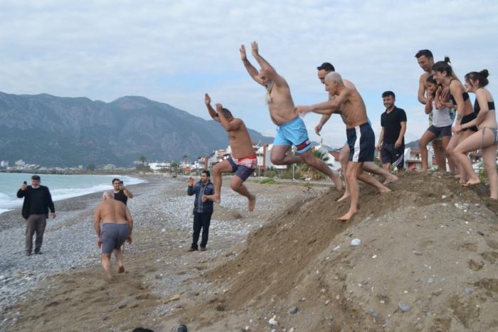 Mersin’de yln ilk gn denize girme etkinlii bu ylda devam etti