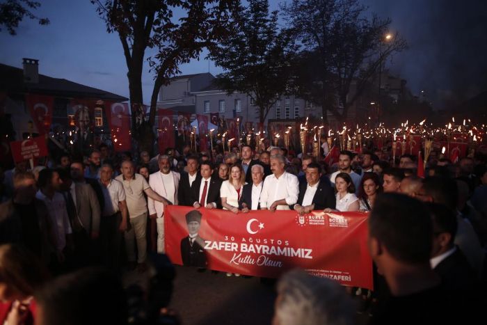 Bursa'da 30 Austos cokusu...Binlerce kii fener alaynda bulutu, Nilfer'i dinledi