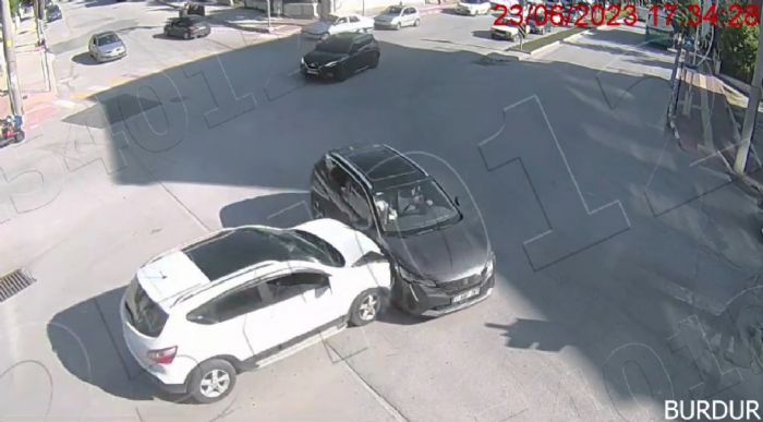 Burdur’daki trafik kazalar gvenlik kameralarna yansd