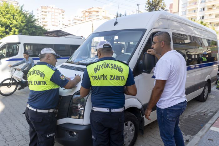 Bykehir zabta ekipleri okul servislerini denetliyor