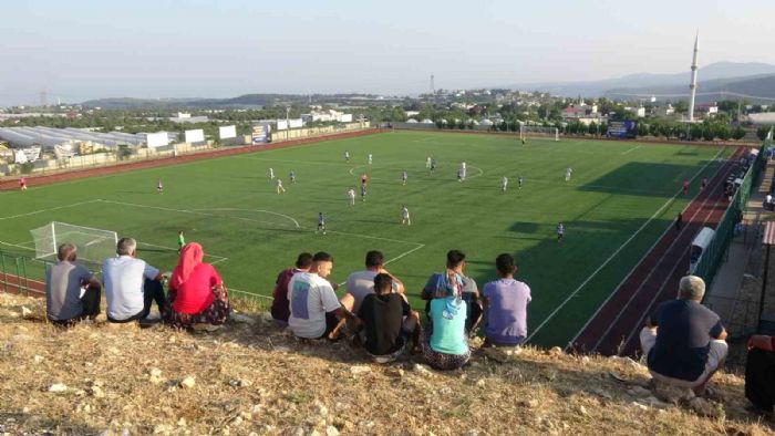 Erdemli'de erkekler sahada, futbolsever kadnlar tribnde