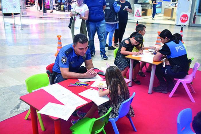 Tarsus Emniyeti, alveri merkezinde bilgilendirme stand kurdu