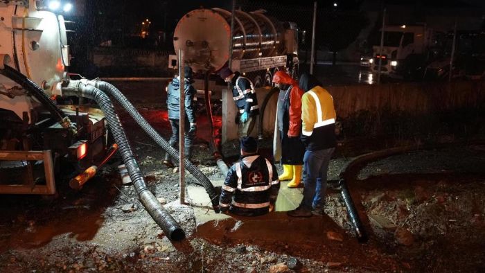 Dzcede ehir geneline su verilemiyor, arzaya belediye ekipleri mdahale ediyor