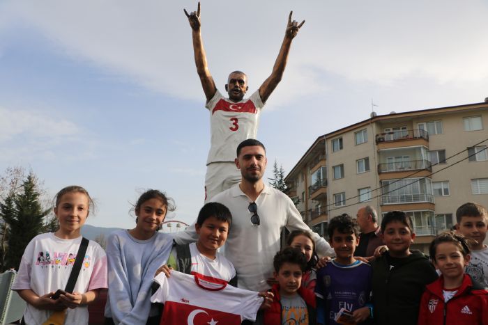 Merih Demiral, Boludaki heykelini ziyaret etti