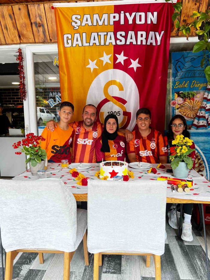 Evliliklerinin 17. yl dnmn Galatasaray ampiyonluuyla beraber kutladlar