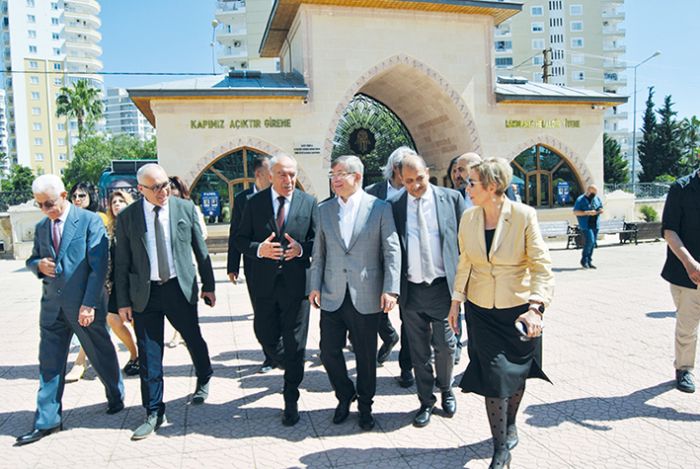 Ahmet Davutolu Mersin Cemevini ziyaret etti