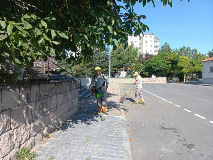 Melikgazi mahallelerindeki temizlik almalar hz kesmeden devam ediyor