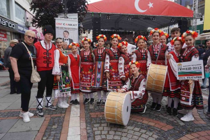 Balkanlardan gelen renciler, Genlik leninde sahne ald