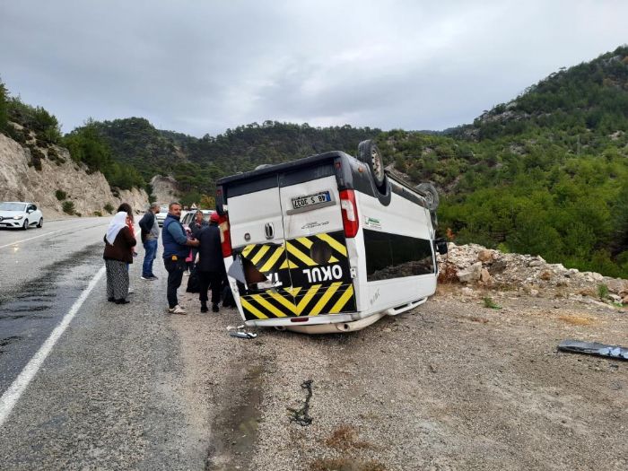 Servis arac devrildi 