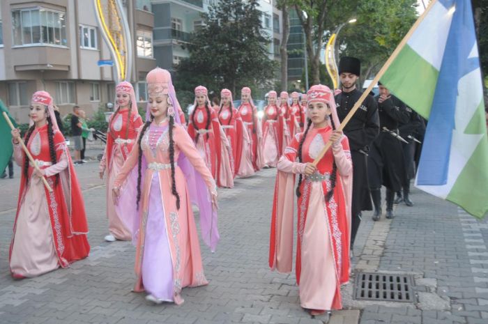 20. Yalova Uluslararas Kafkas Dans ve Mzik Festivali kortej yryyle balad