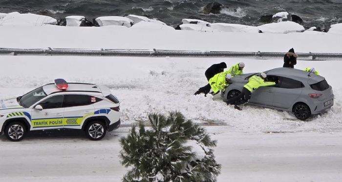 Karadeniz Sahil Yolunda bozulan arac trafik polisleri itti