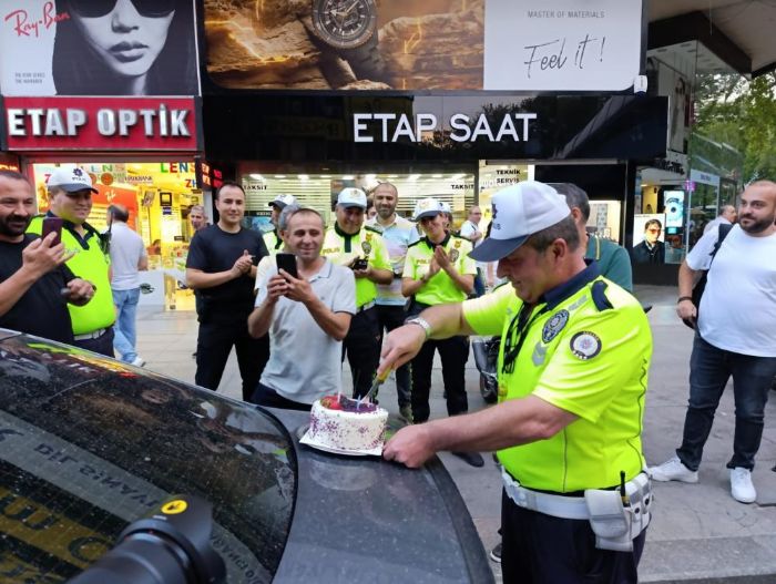 Emekli olan trafik polisine meslek hayatnn son gnnde pastal kutlama