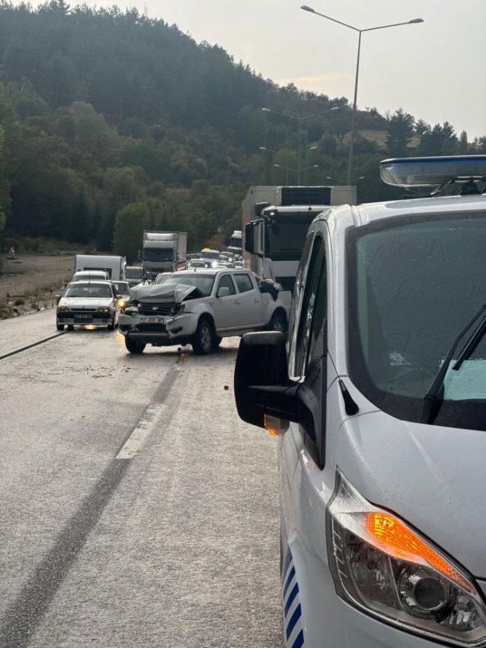 Burdur'da kamyonet nce nndeki tra, ardndan arkasndan gelen kamyona arpt