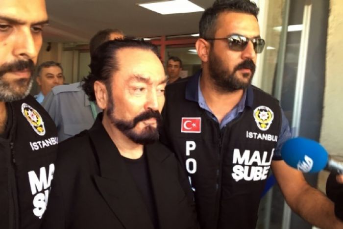 Adnan Oktar hakim karsna kacak