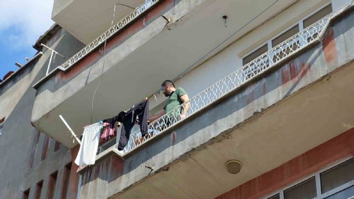 Balkondan den ocuk hayatn kaybetti