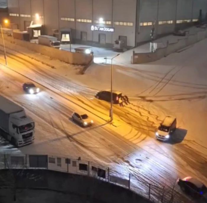 stanbul'da kar gece boyu etkili oldu; srcler ilerlemekte glk ekti