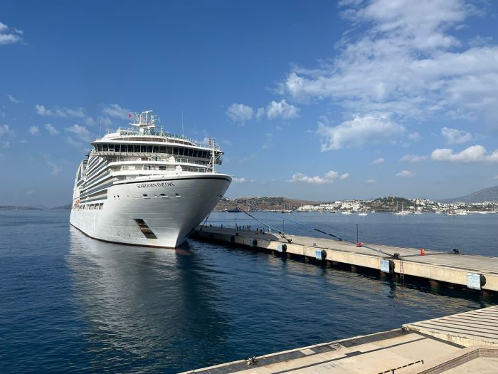 Seabourn Encore yolcu gemisi, 568 yolcu getirdi