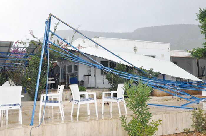 Silifke’de hortum tekneleri batrd, atlar uurdu