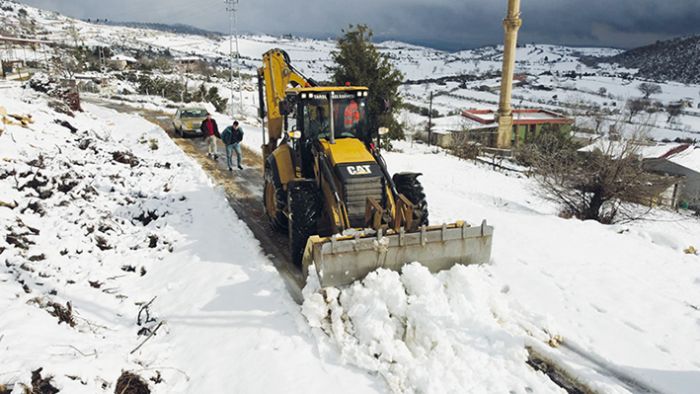 Tarsus Belediyesi yol temizleme almalarn srdryor