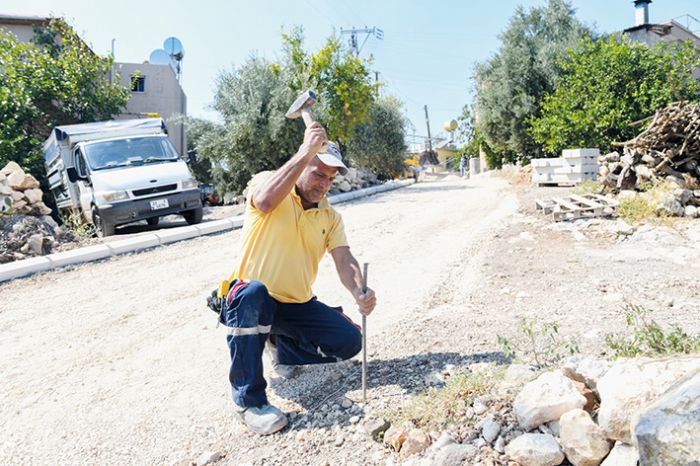 Yeniehir Belediyesi, krsal mahallelerin yol sorununu zyor