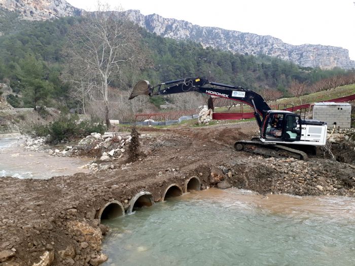 Akdeniz belediyesi fen ileri ekipleri aralksz alyor