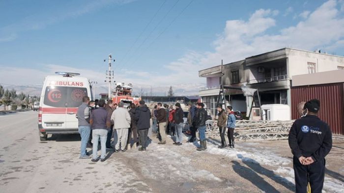 Oto tamircisinde LPG’li ara patlad, i yeri alevler iinde kald