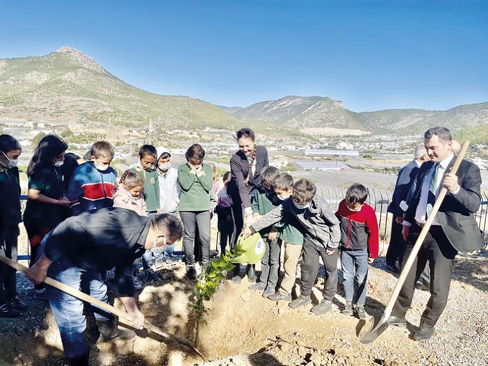 Akkuyu Nkleer A.. temsilcileri, rencilerle birlikte mandalina fidan dikti