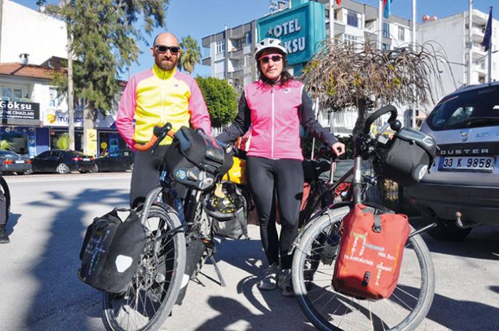 Down sendromlu ve otizmli ocuklar iin 8 bin 500 kilometre pedal evirdiler