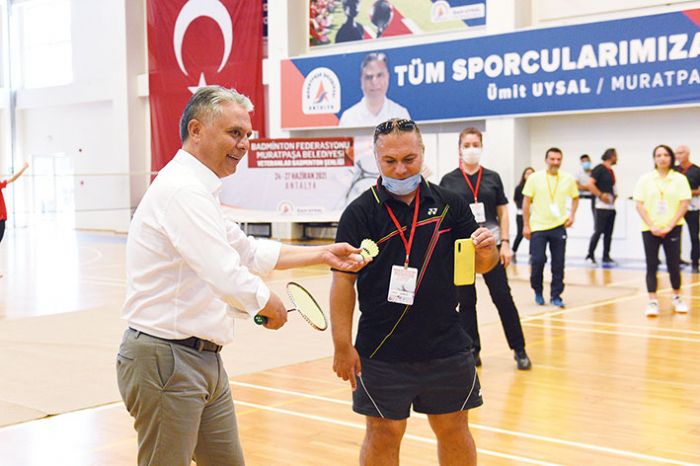 Badminton enlii al vuruu Belediye Bakan Uysaldan