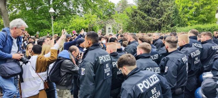 Berlin zgr niversitesindeki Gazzeye destek protestosuna polisten mdahale