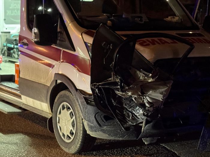 orum'da ambulans ile otomobil arpt