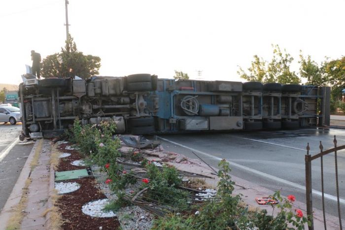 Kontrolden kan tr yol ortasna devrildi, 4 ara bir birine girdi