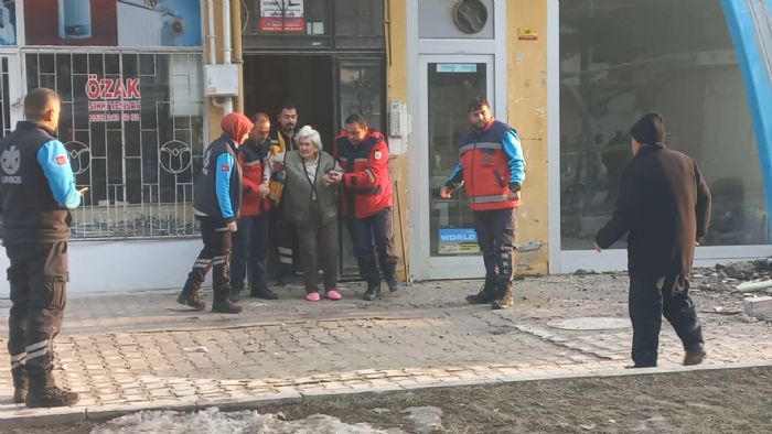 Ykm yaplan bina, yanndaki apartmana zarar verdi