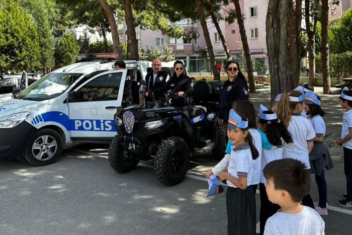 ocuklara polislik mesleini sevdirdiler